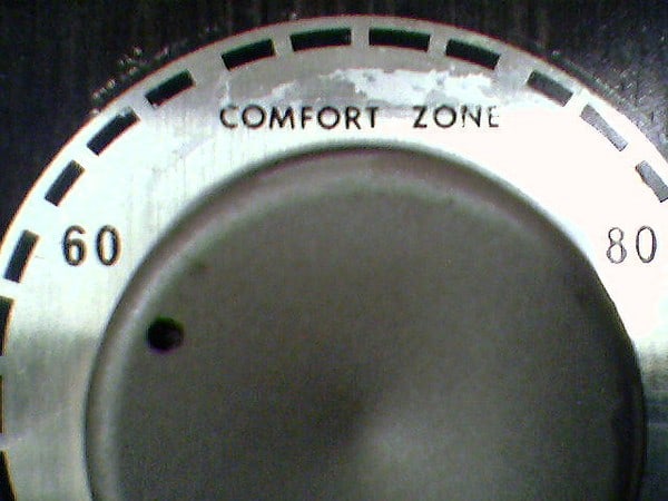 A thermostat with degrees and a comfort zone