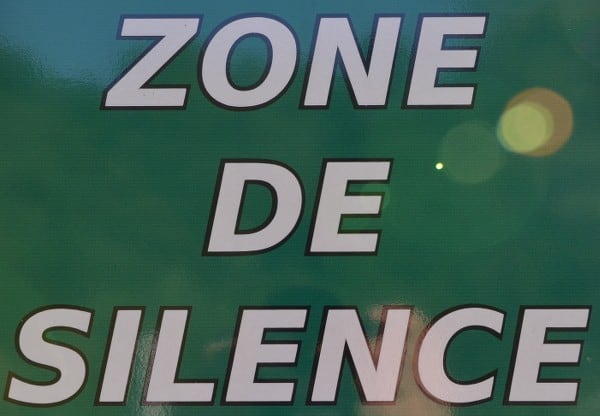 a picture I took of a warning sign that say in French "silence zone"